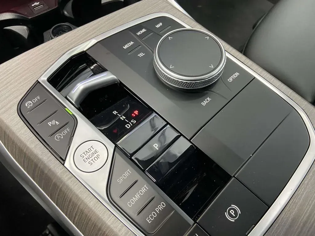 2025 BMW 3 Series 330i xDrive thumbnail 26