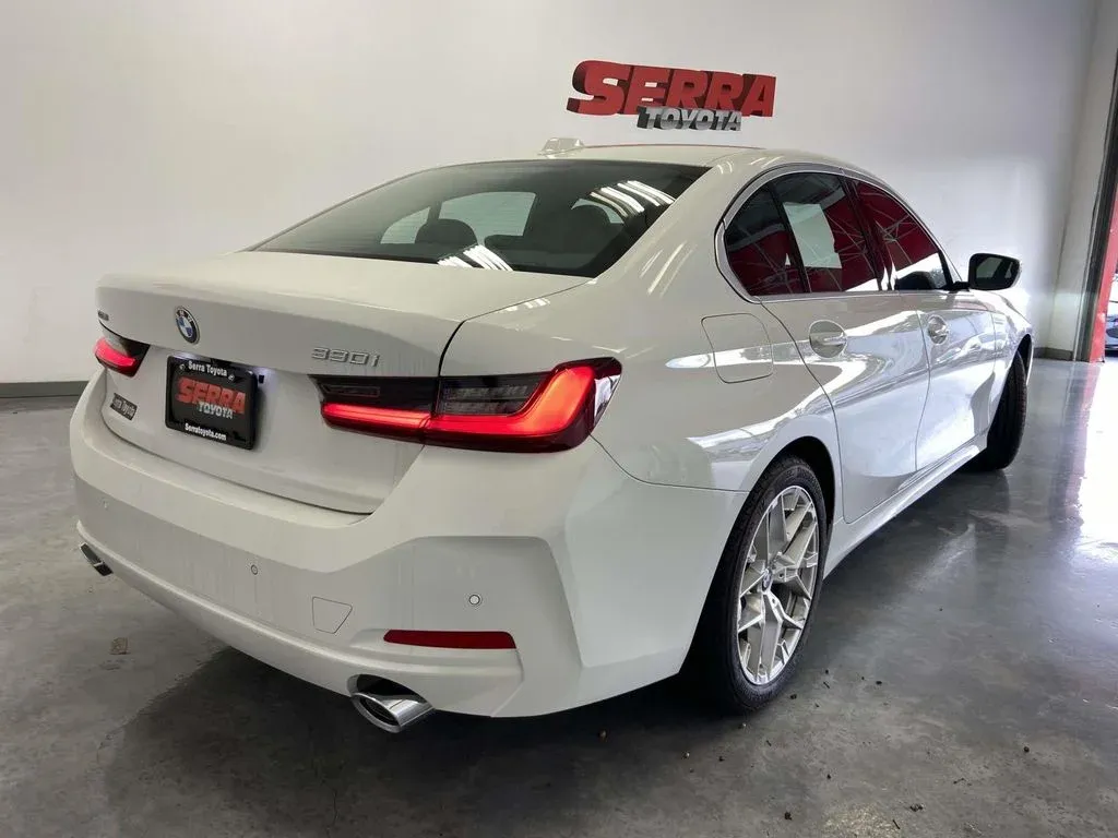 2025 BMW 3 Series 330i xDrive thumbnail 3