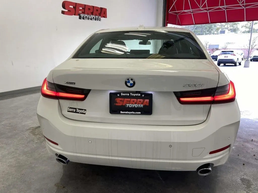 2025 BMW 3 Series 330i xDrive thumbnail 4