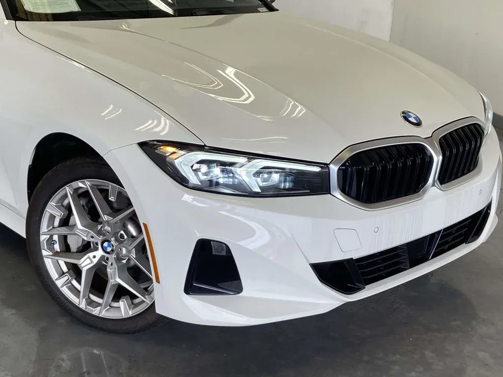2025 BMW 3 Series 330i xDrive thumbnail 8
