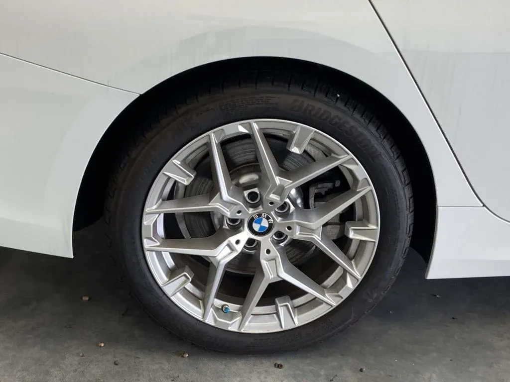 2025 BMW 3 Series 330i xDrive thumbnail 9