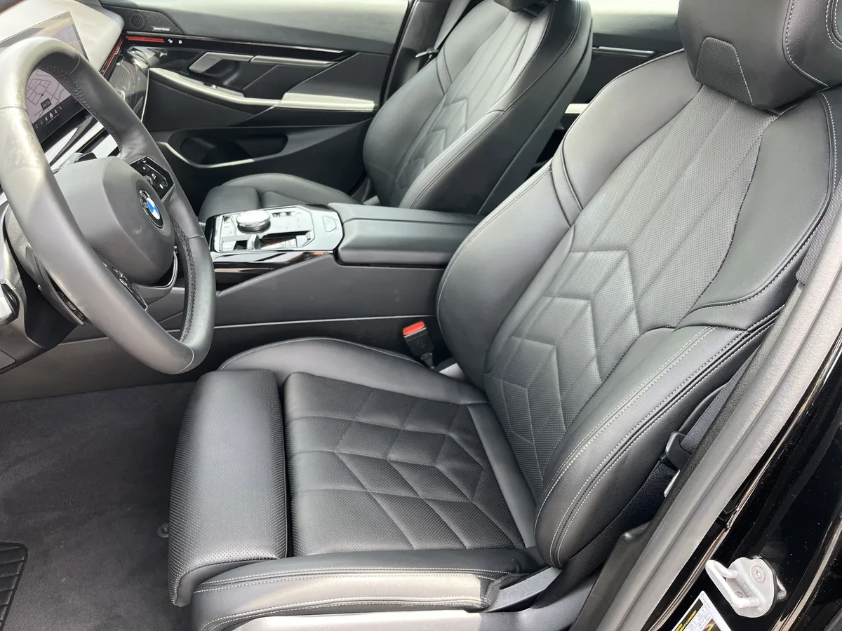 2025 BMW 5 Series 530i thumbnail 15