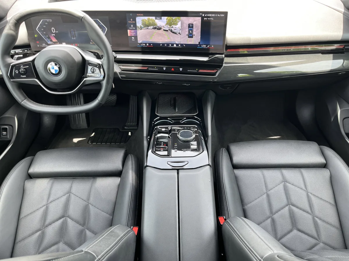 2025 BMW 5 Series 530i thumbnail 3