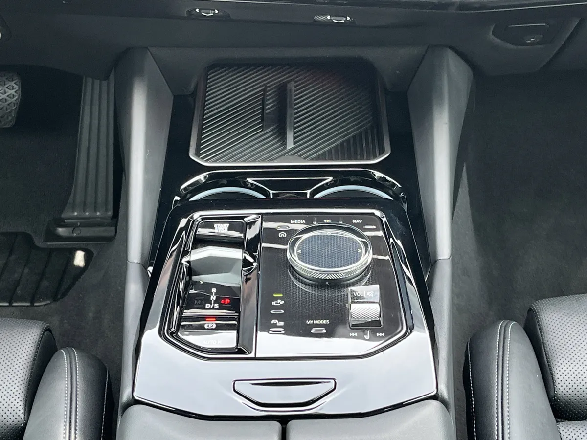 2025 BMW 5 Series 530i thumbnail 5