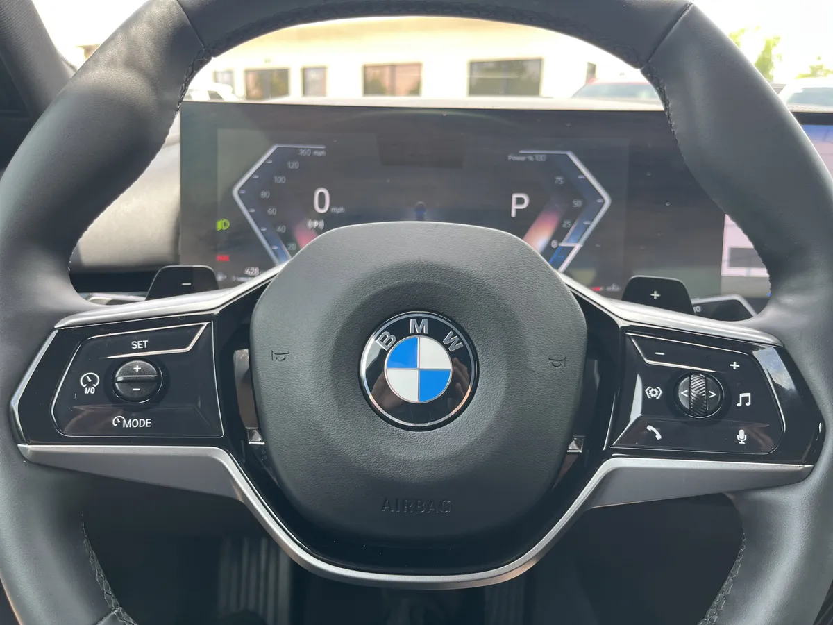 2025 BMW 5 Series 530i thumbnail 9