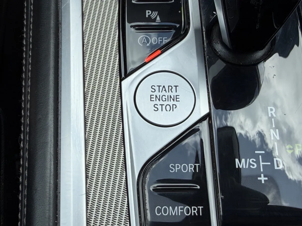 2025 BMW 8 Series 840i thumbnail 10