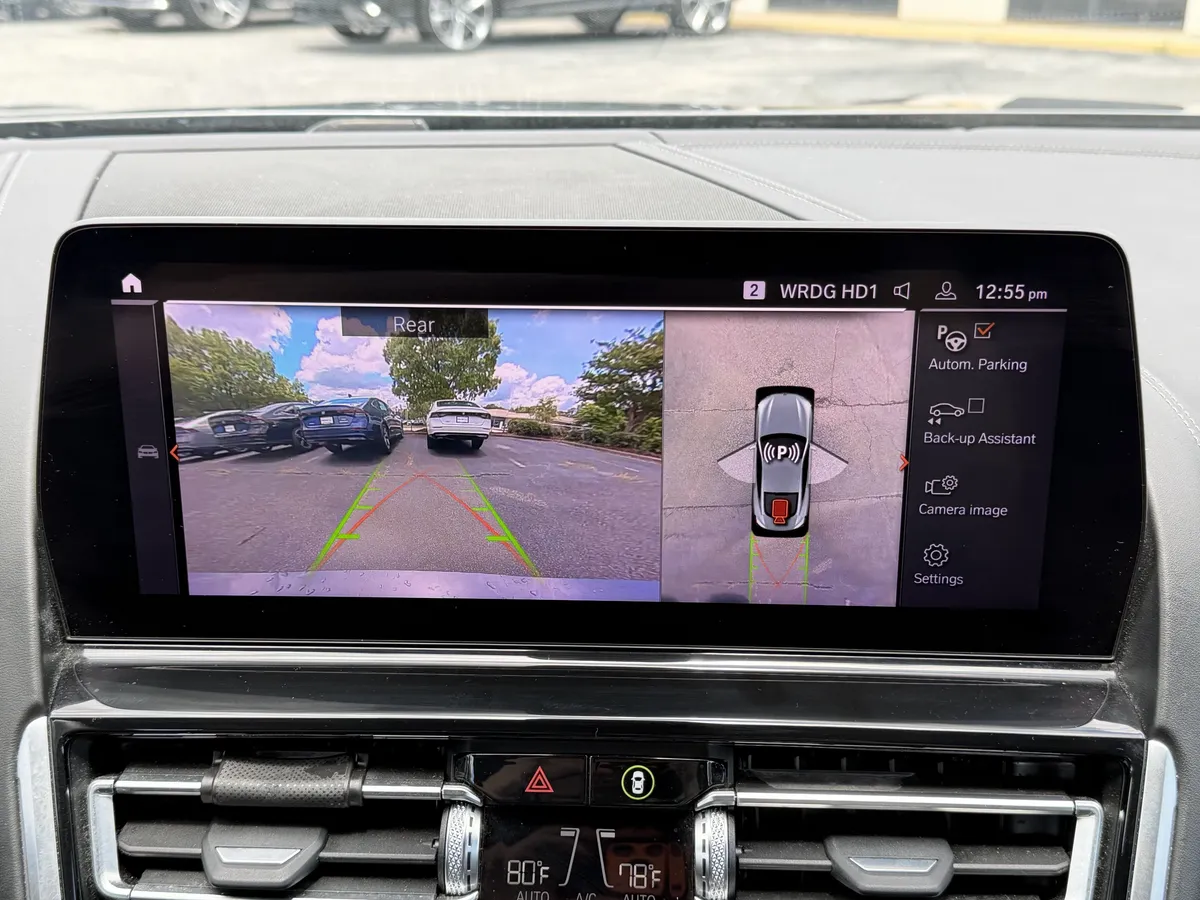 2025 BMW 8 Series 840i thumbnail 4
