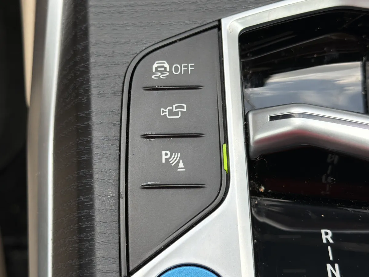 2025 BMW i4 eDrive40 thumbnail 8