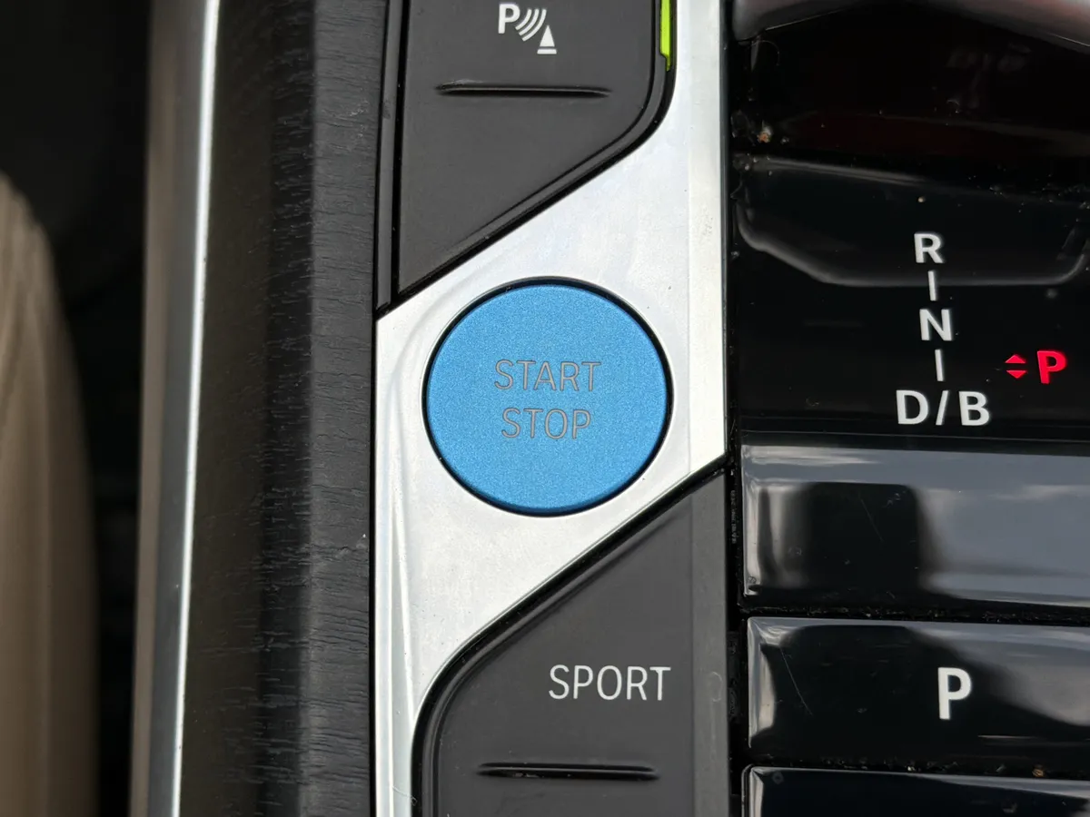 2025 BMW i4 eDrive40 thumbnail 9