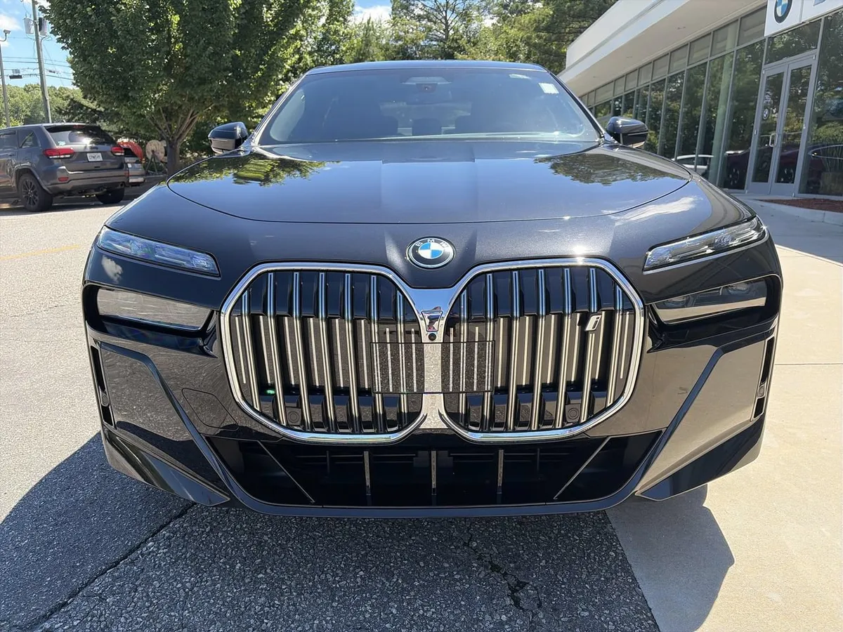 2025 BMW i7 eDrive50 thumbnail 10