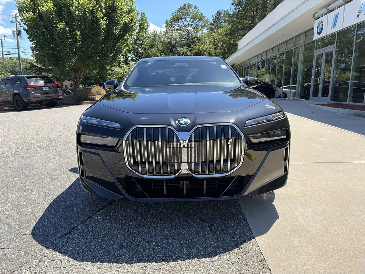 2025 BMW i7 eDrive50 thumbnail 3