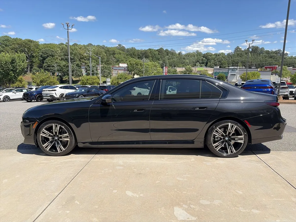 2025 BMW i7 eDrive50 thumbnail 5