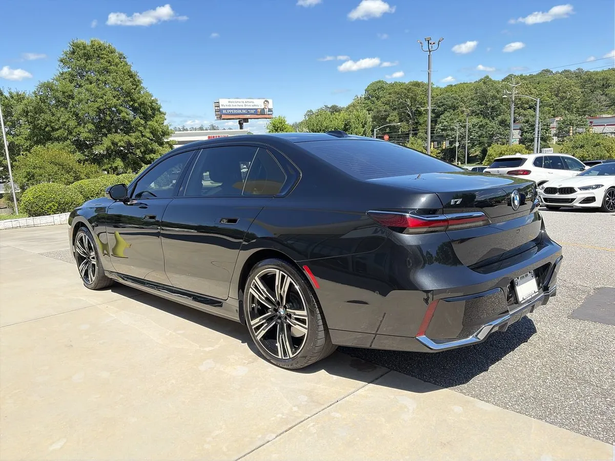 2025 BMW i7 eDrive50 thumbnail 6