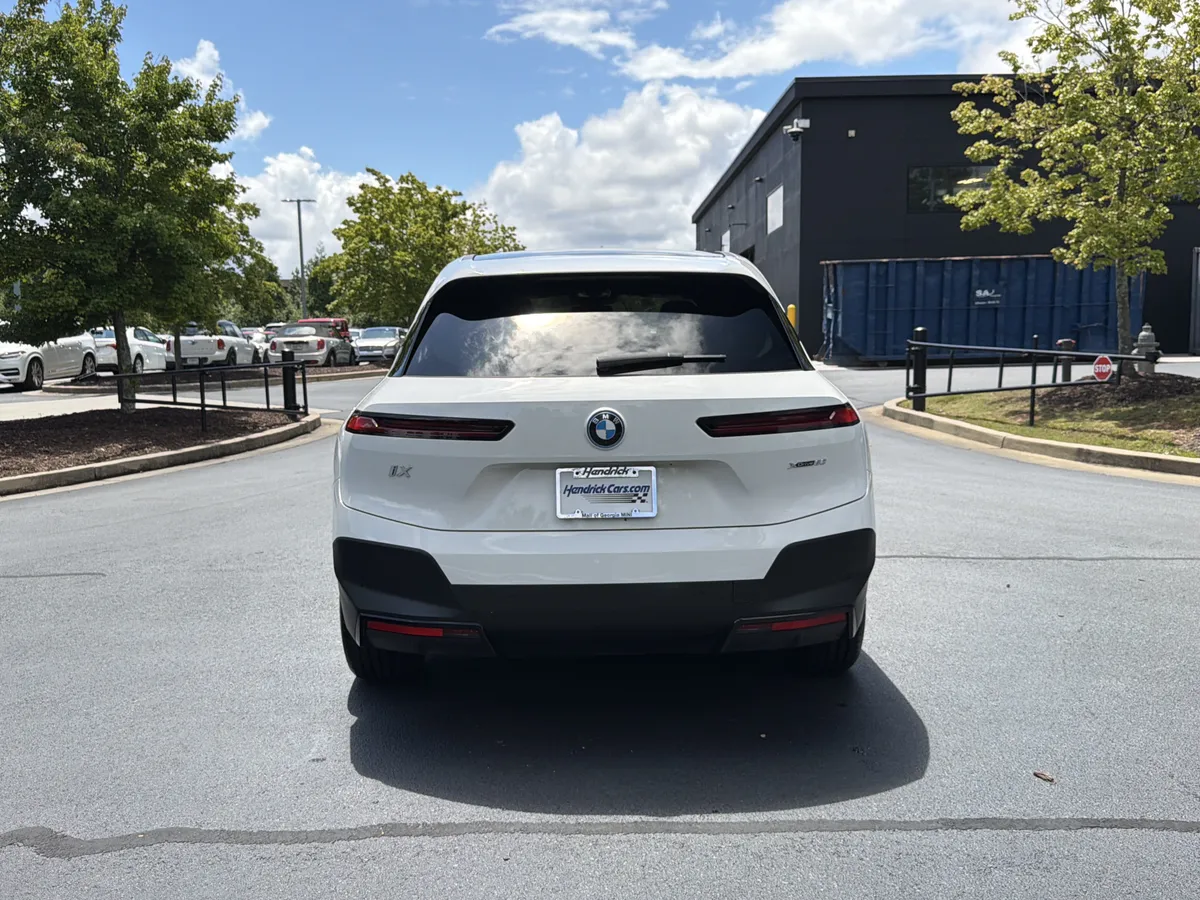 2025 BMW iX xDrive50 thumbnail 16