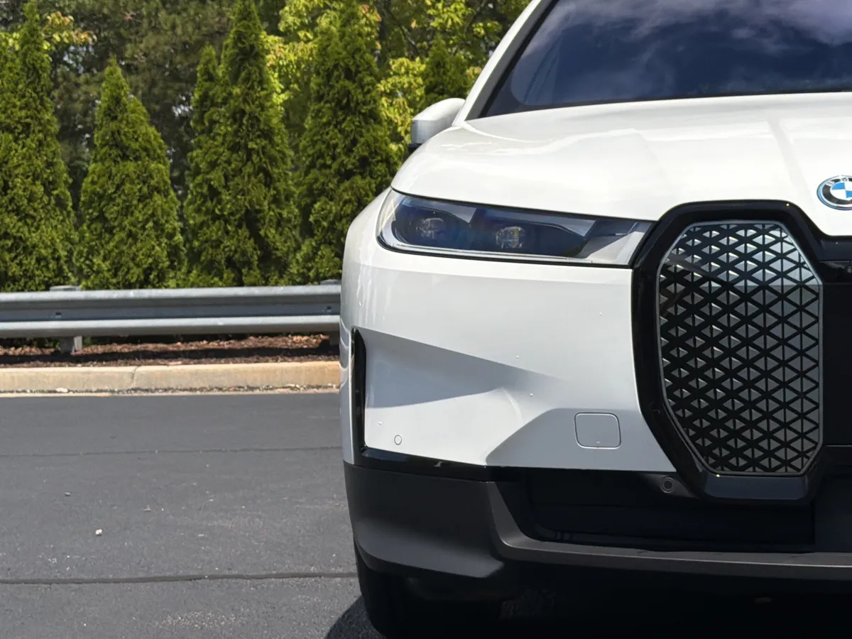 2025 BMW iX xDrive50 thumbnail 18
