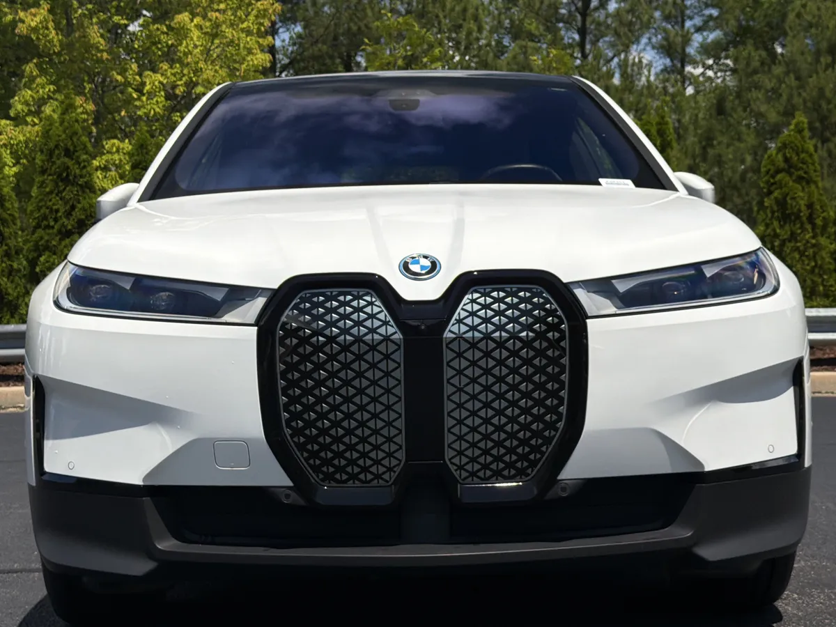 2025 BMW iX xDrive50 thumbnail 19