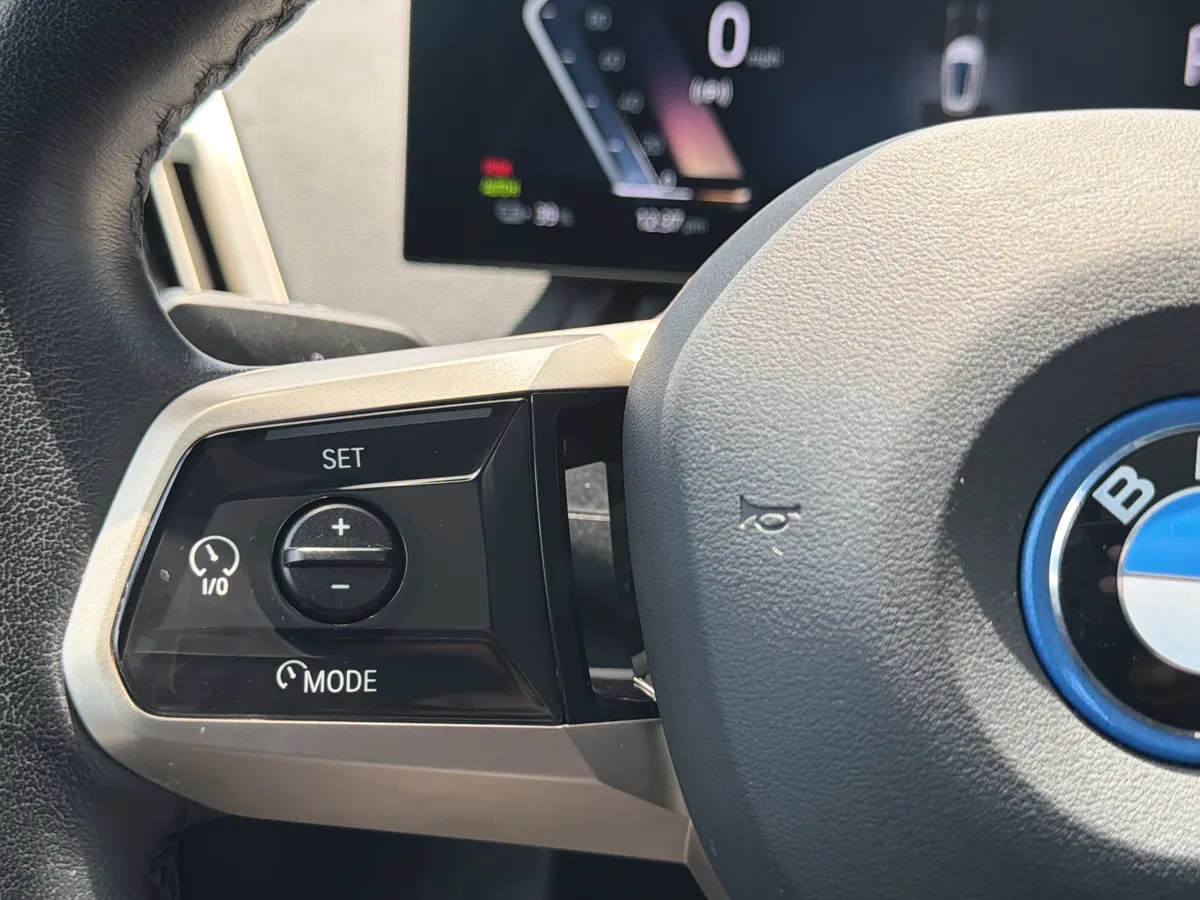 2025 BMW iX xDrive50 thumbnail 31
