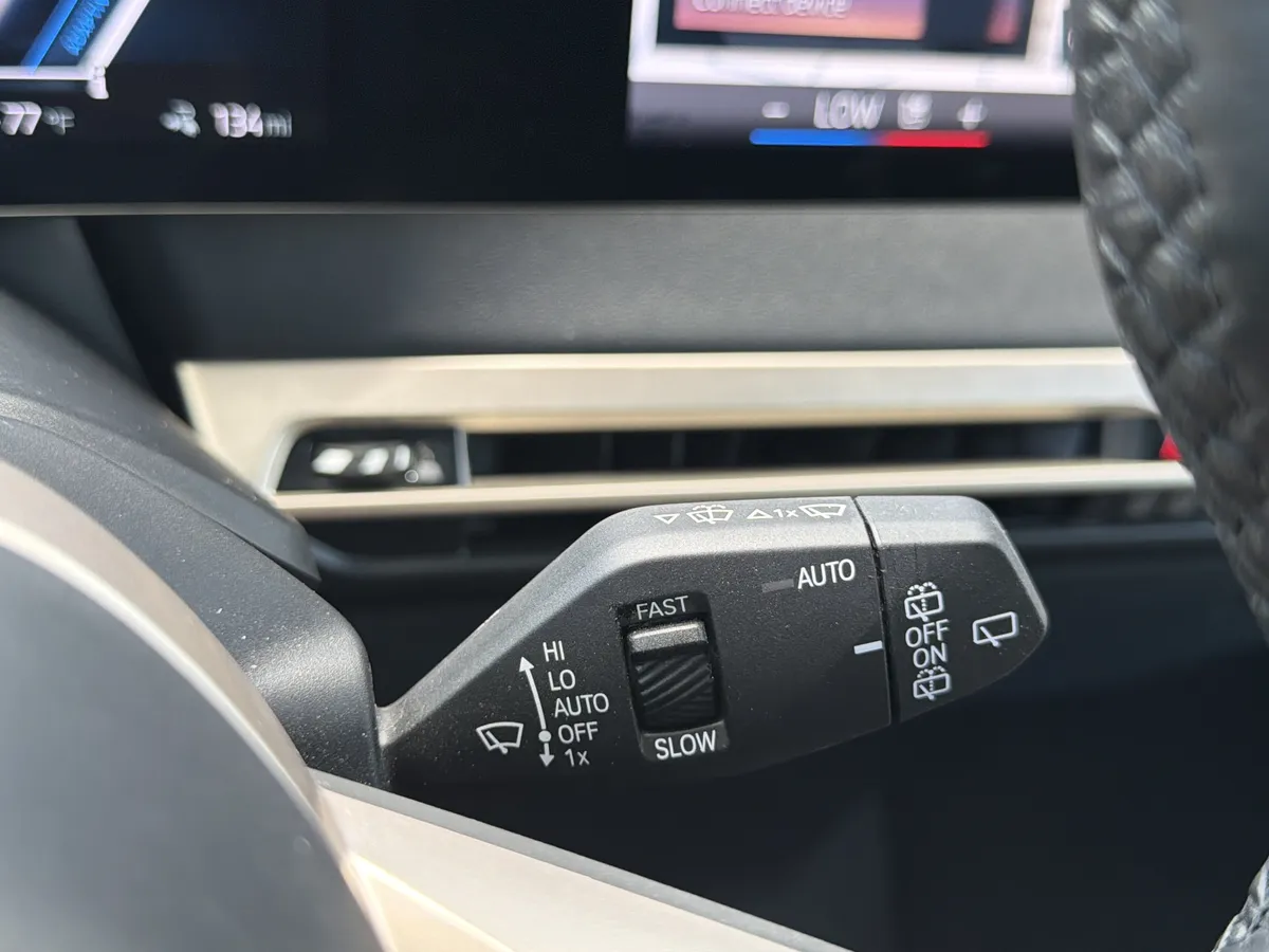 2025 BMW iX xDrive50 thumbnail 33