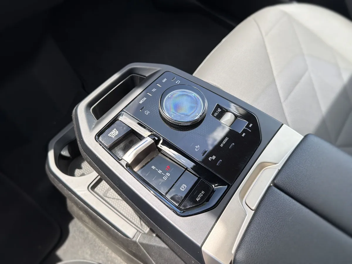 2025 BMW iX xDrive50 thumbnail 38