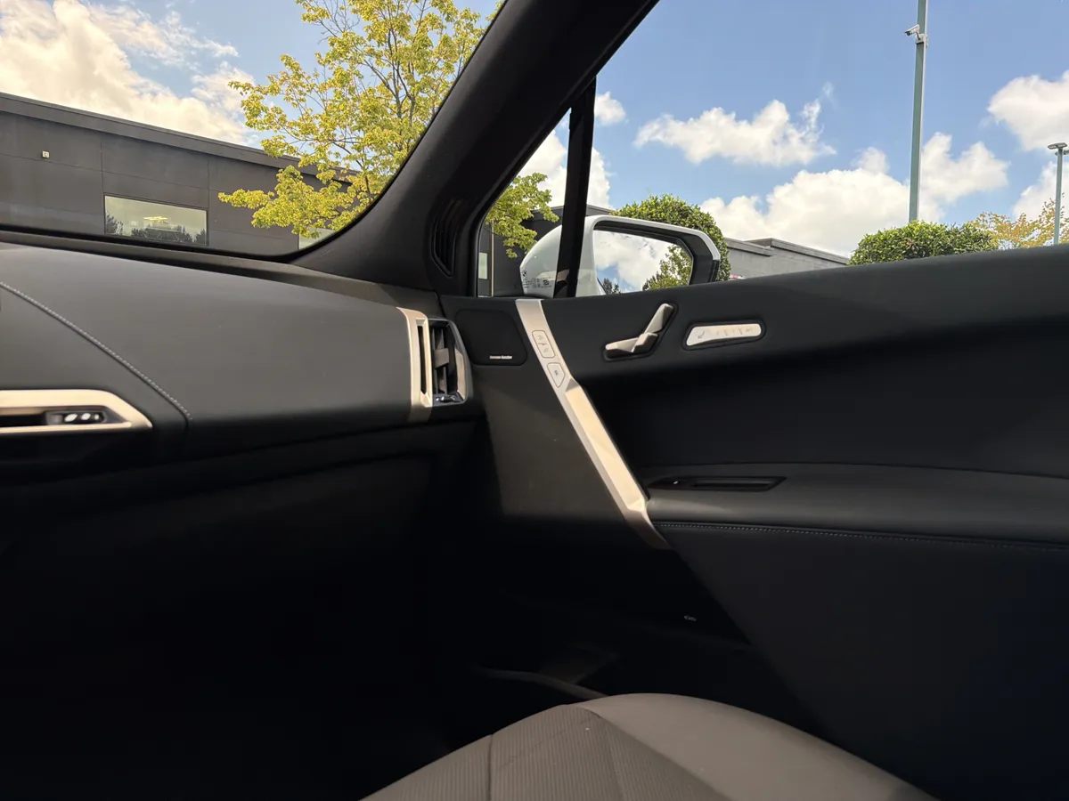 2025 BMW iX xDrive50 thumbnail 46