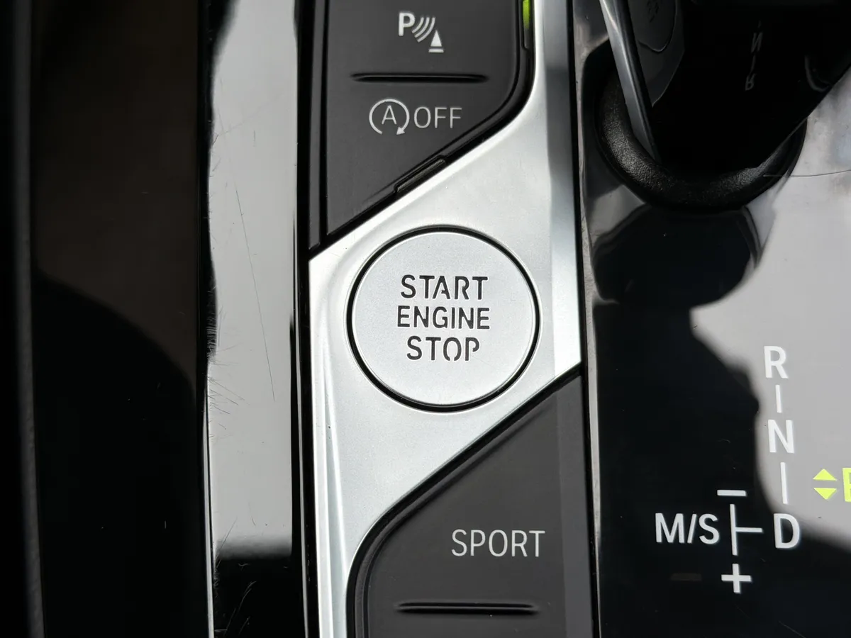 2025 BMW X4 xDrive30i thumbnail 11