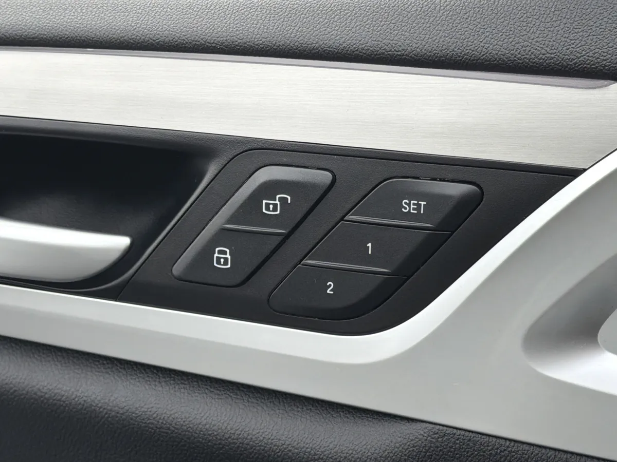 2025 BMW X4 xDrive30i thumbnail 16