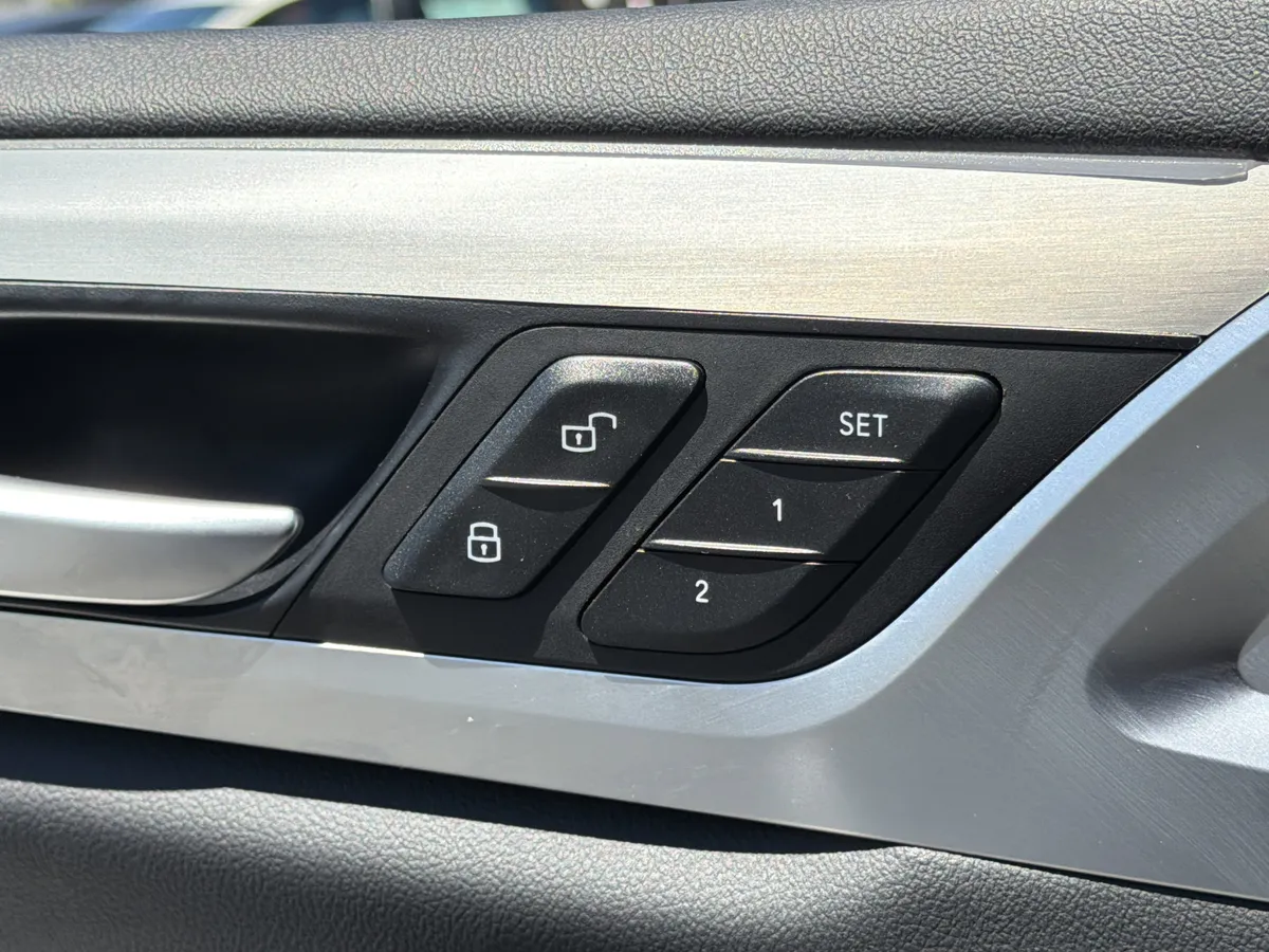 2025 BMW X4 xDrive30i thumbnail 17
