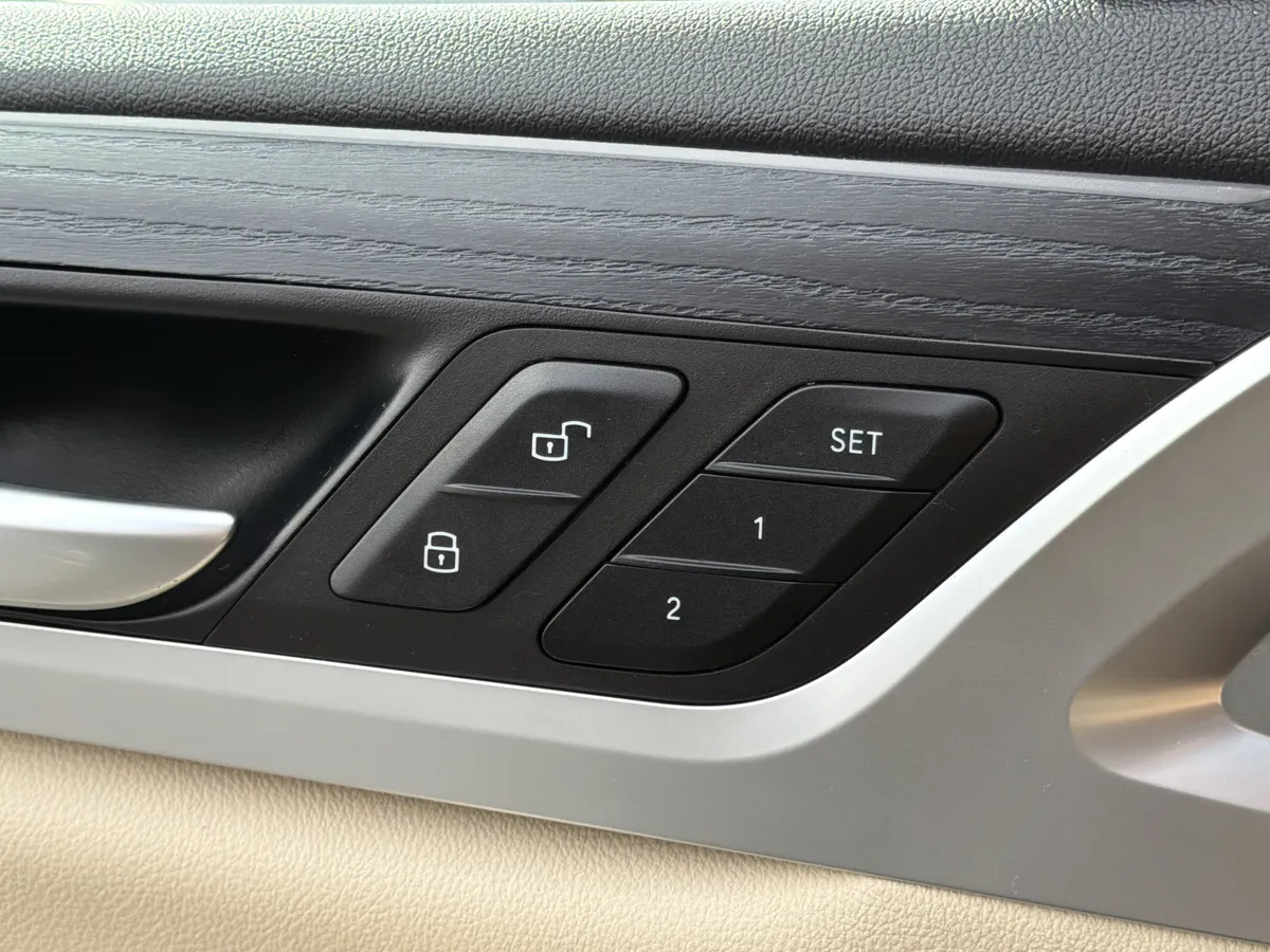 2025 BMW X4 xDrive30i thumbnail 17