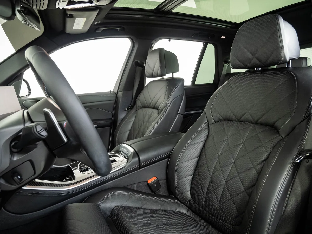 2025 BMW X5 M60i thumbnail 5