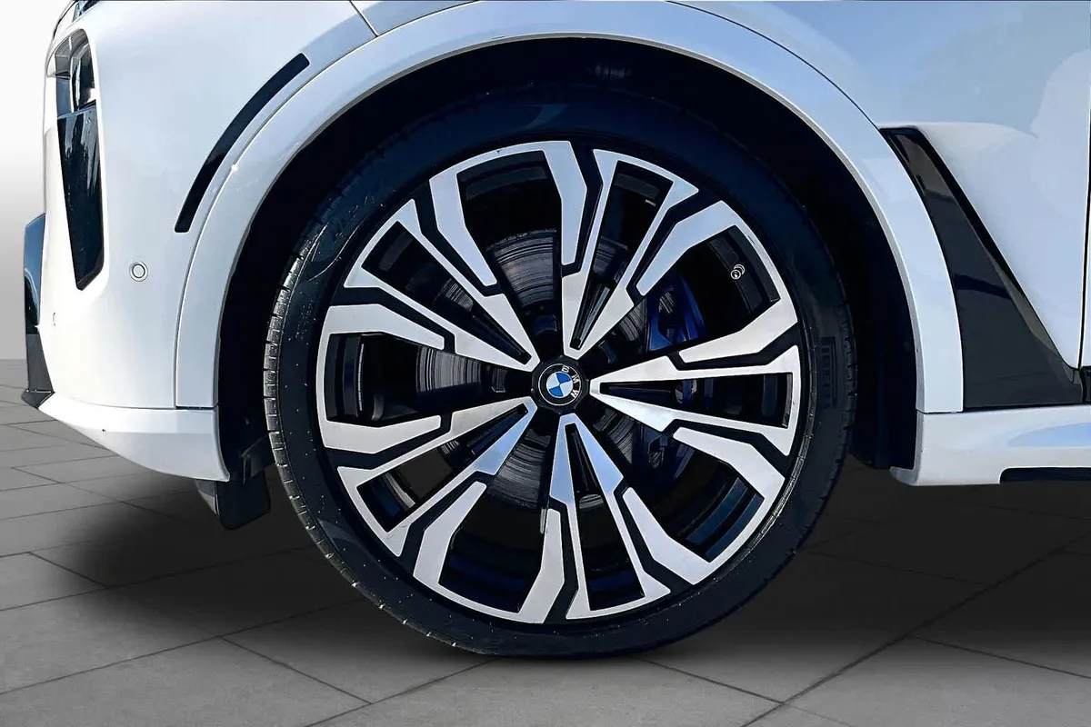 2025 BMW X7 M60i M60i thumbnail 11