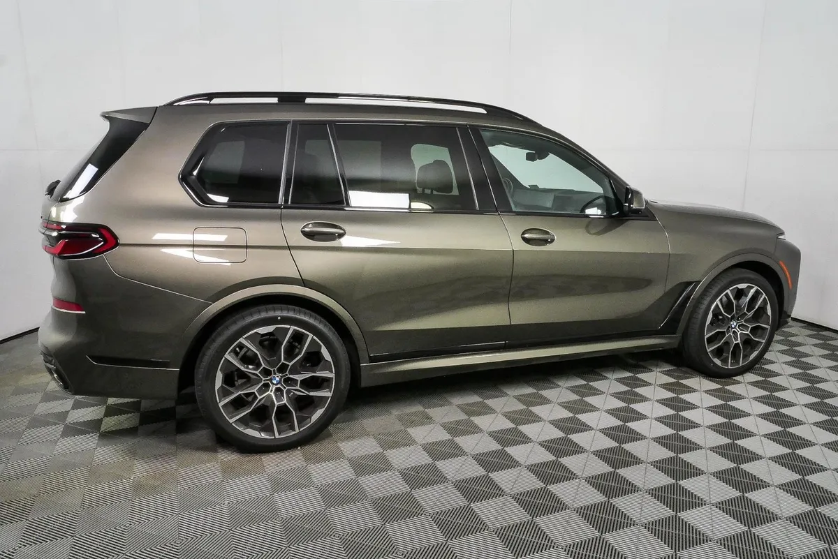 2025 BMW X7 xDrive40i thumbnail 2