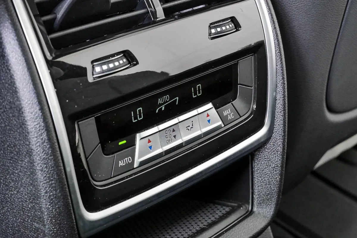 2025 BMW X7 xDrive40i thumbnail 21