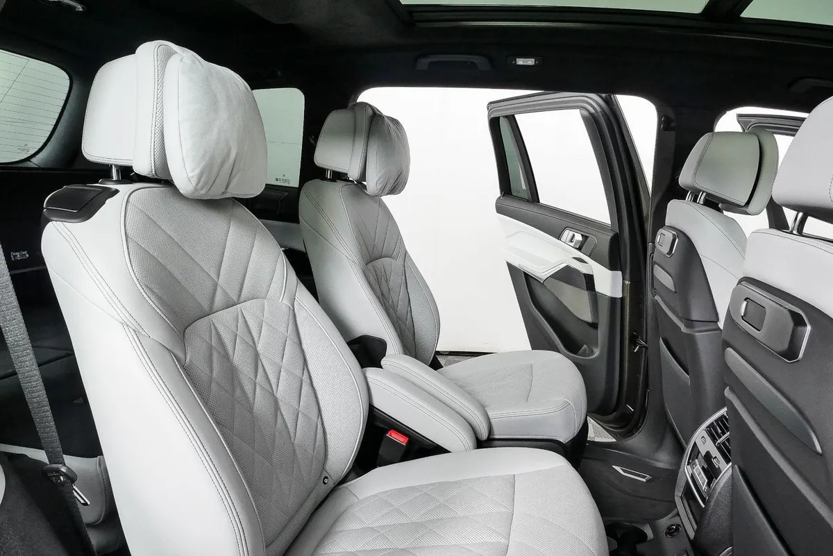 2025 BMW X7 xDrive40i thumbnail 23