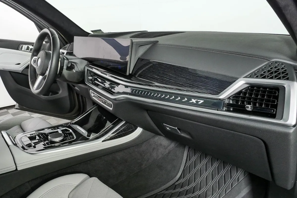 2025 BMW X7 xDrive40i thumbnail 25