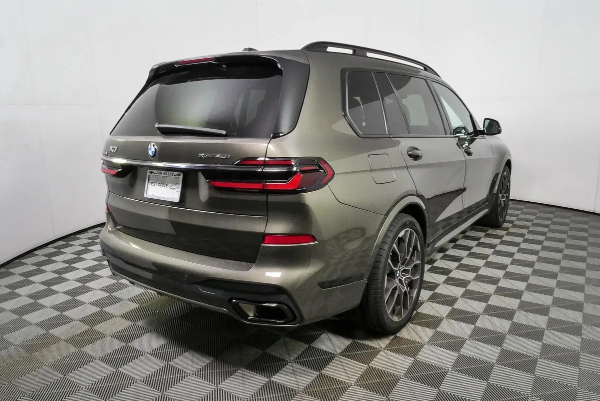 2025 BMW X7 xDrive40i thumbnail 3