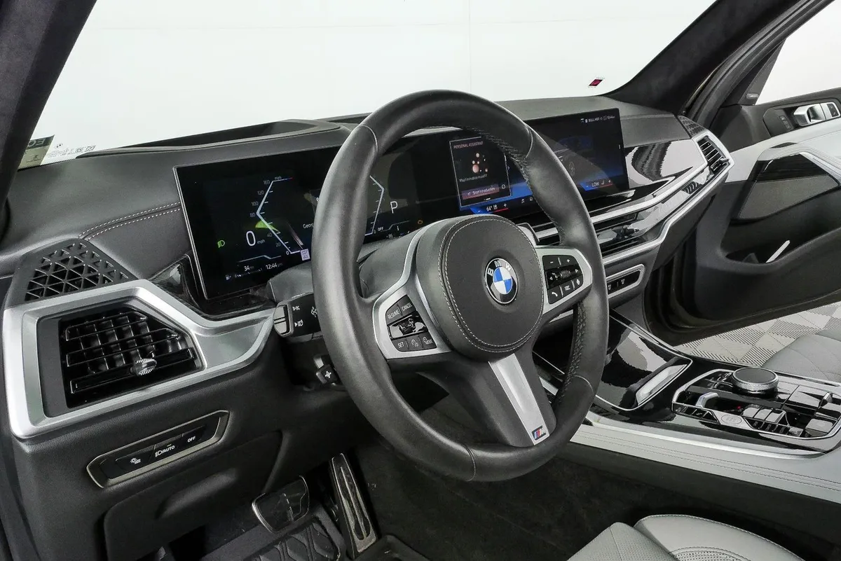 2025 BMW X7 xDrive40i thumbnail 4