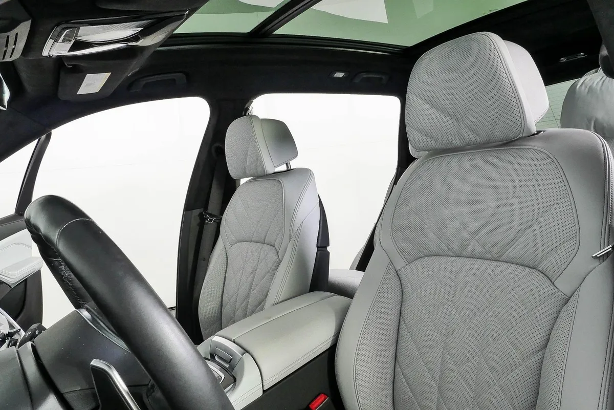2025 BMW X7 xDrive40i thumbnail 5