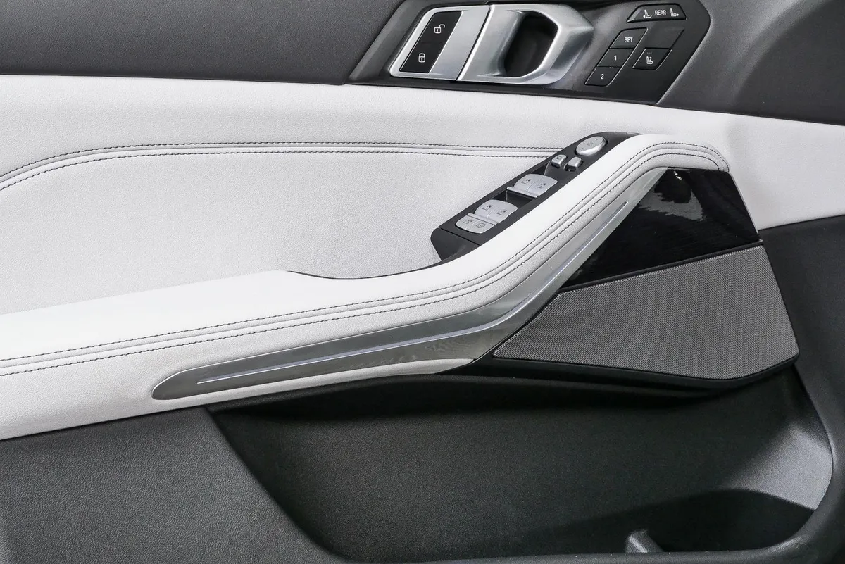 2025 BMW X7 xDrive40i thumbnail 6