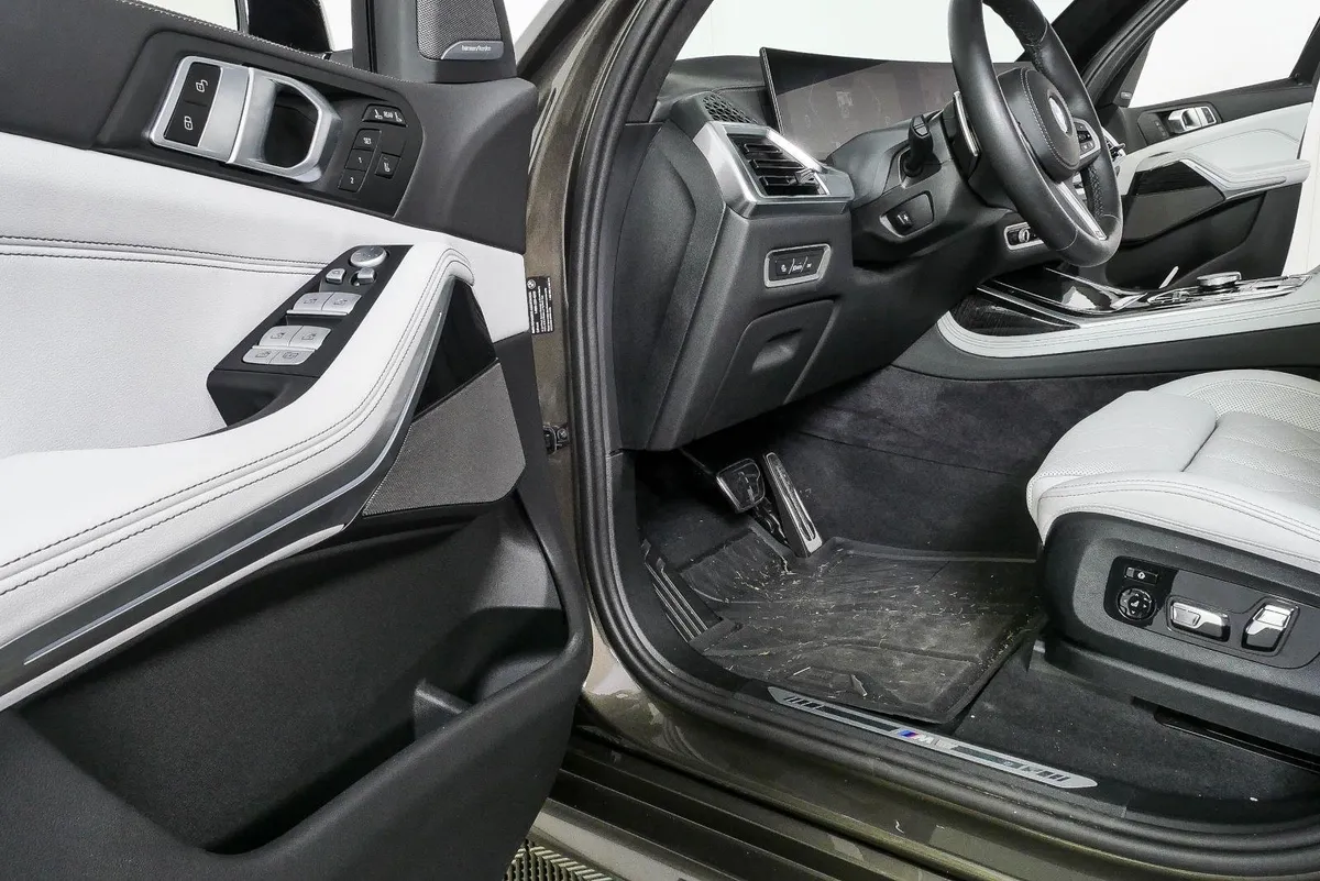 2025 BMW X7 xDrive40i thumbnail 8