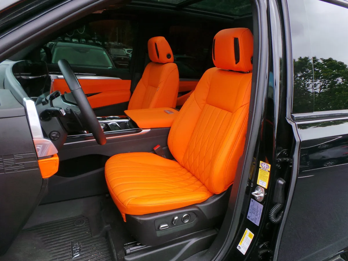 2025 CADILLAC Escalade 4WD Sport thumbnail 9