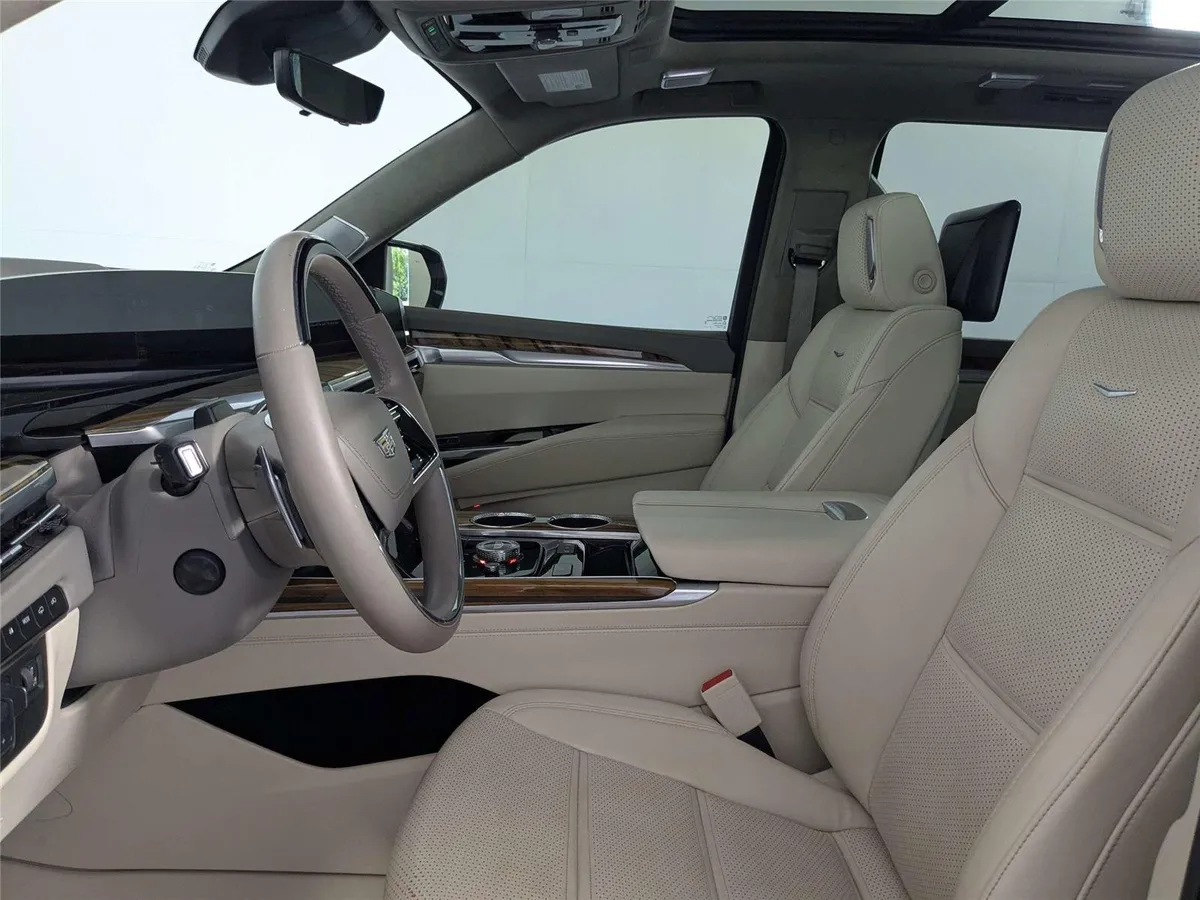 2025 Cadillac Escalade 4WD Sport Platinum thumbnail 12
