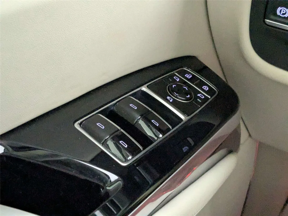 2025 Cadillac Escalade 4WD Sport Platinum thumbnail 17
