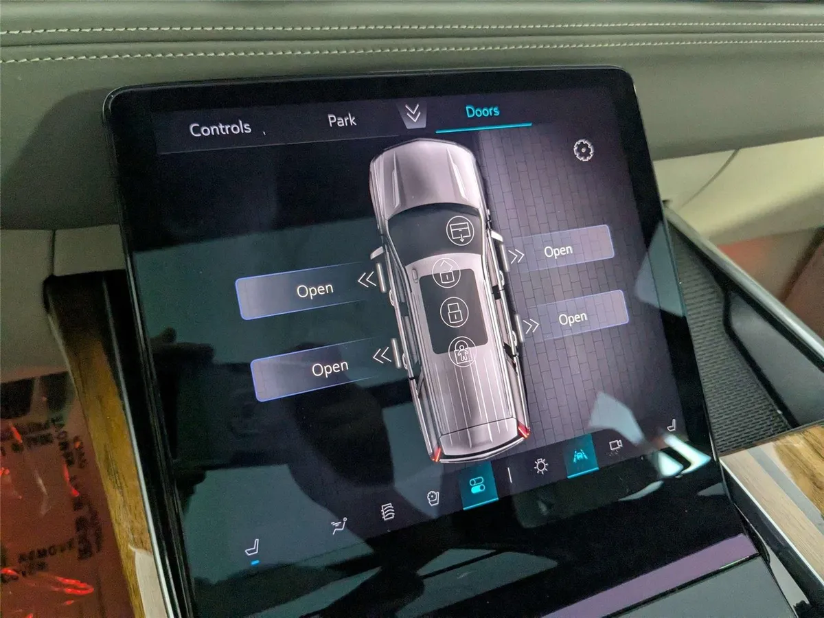 2025 Cadillac Escalade 4WD Sport Platinum thumbnail 28