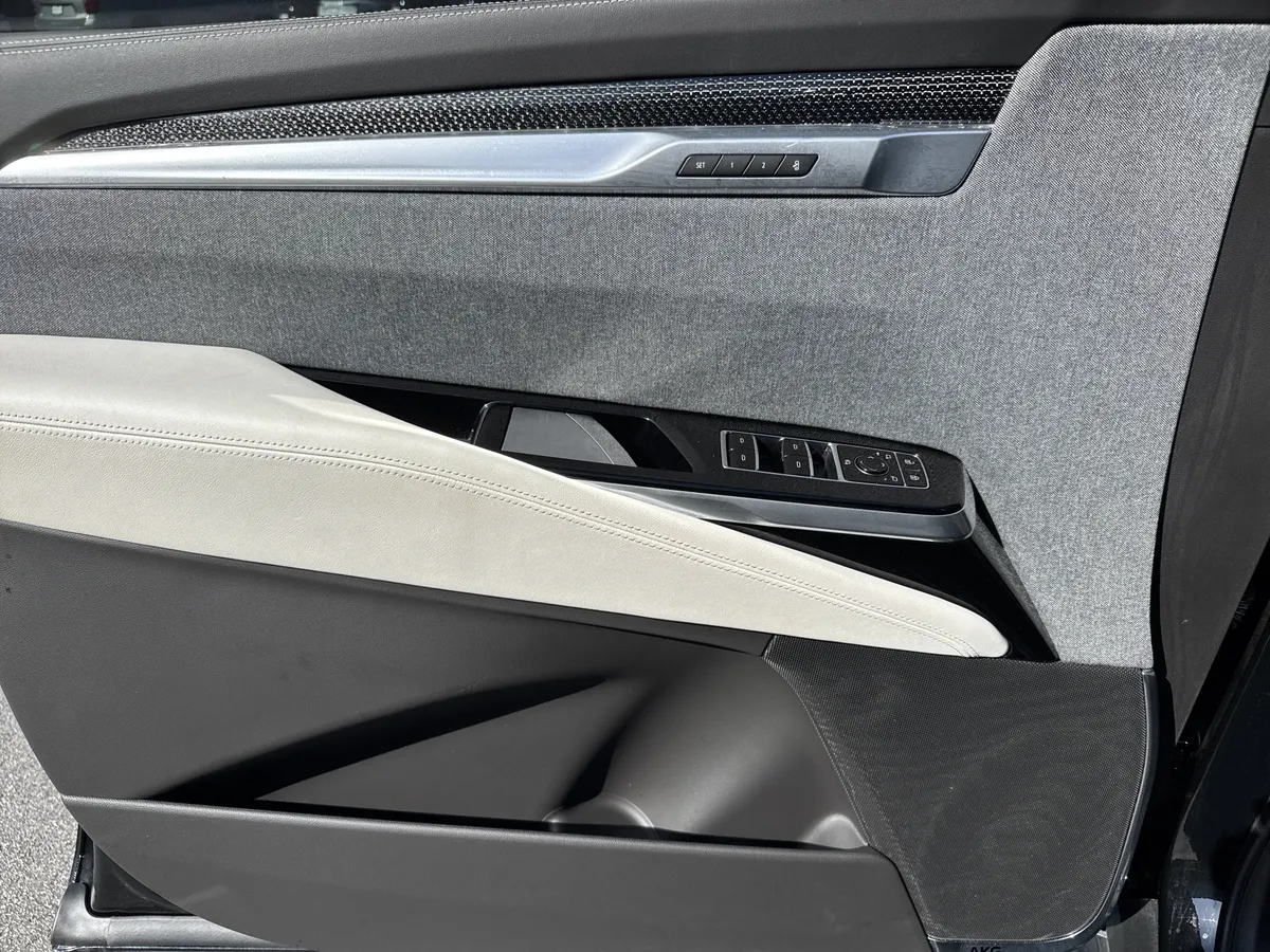2025 CADILLAC Escalade AWD V-Series thumbnail 13
