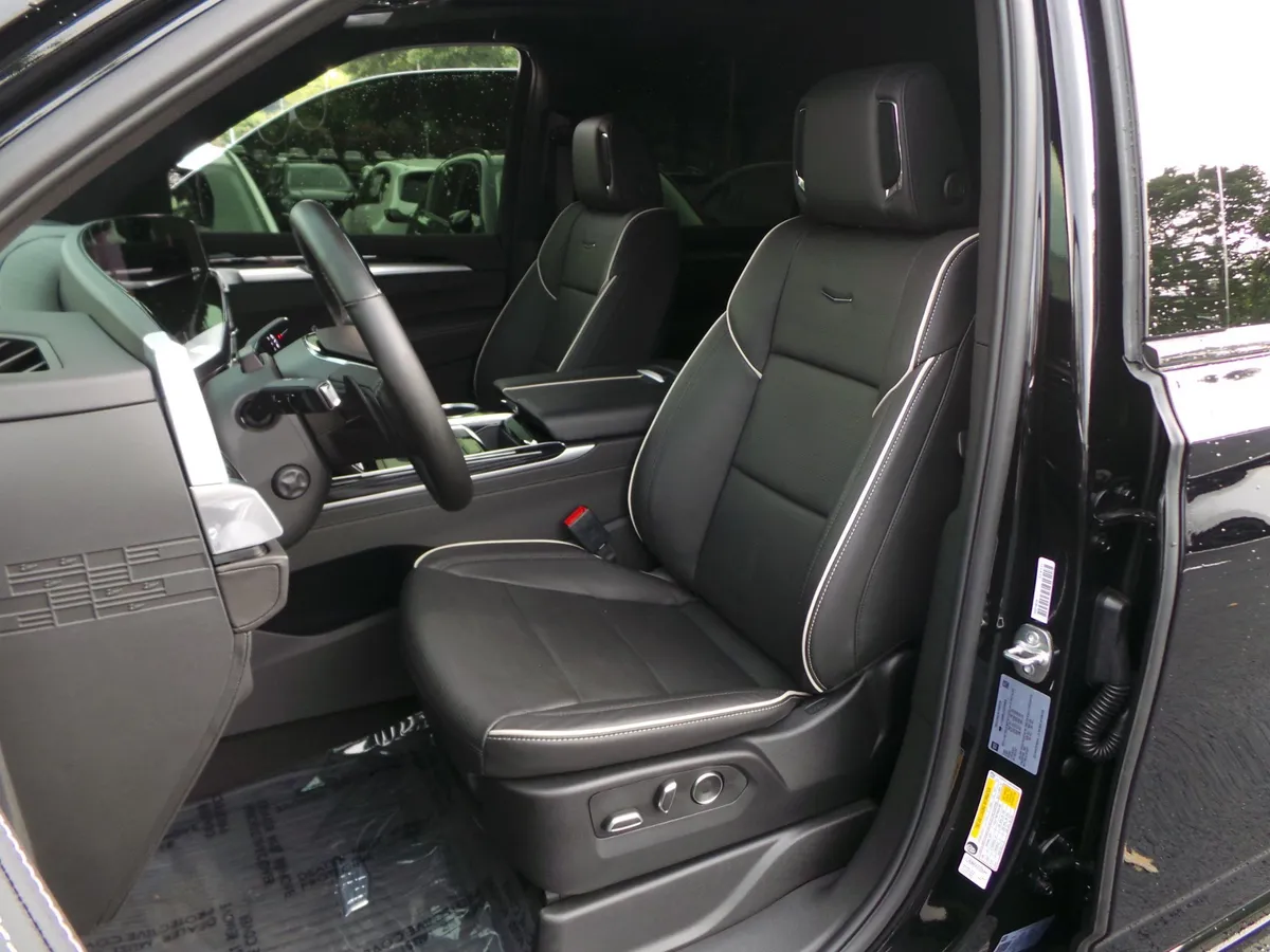 2025 CADILLAC Escalade ESV 4WD Sport thumbnail 8