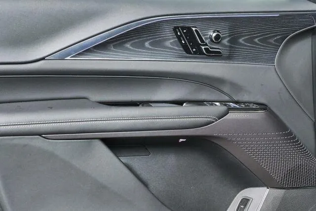 2025 Cadillac LYRIQ Sport 1 thumbnail 16