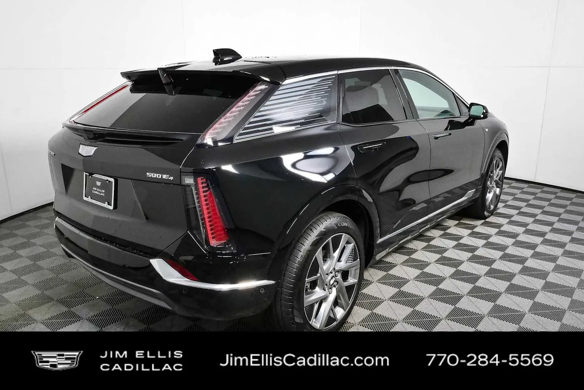 2025 Cadillac OPTIQ Luxury 1 thumbnail 3