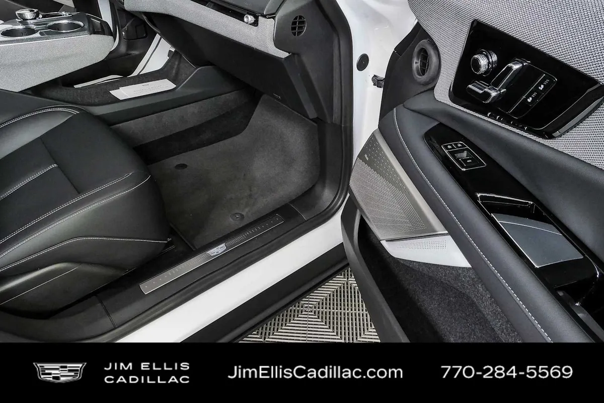 2025 Cadillac OPTIQ Luxury 1 thumbnail 24
