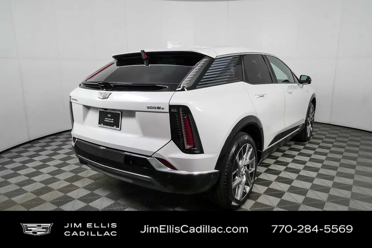 2025 Cadillac OPTIQ Luxury 1 thumbnail 3