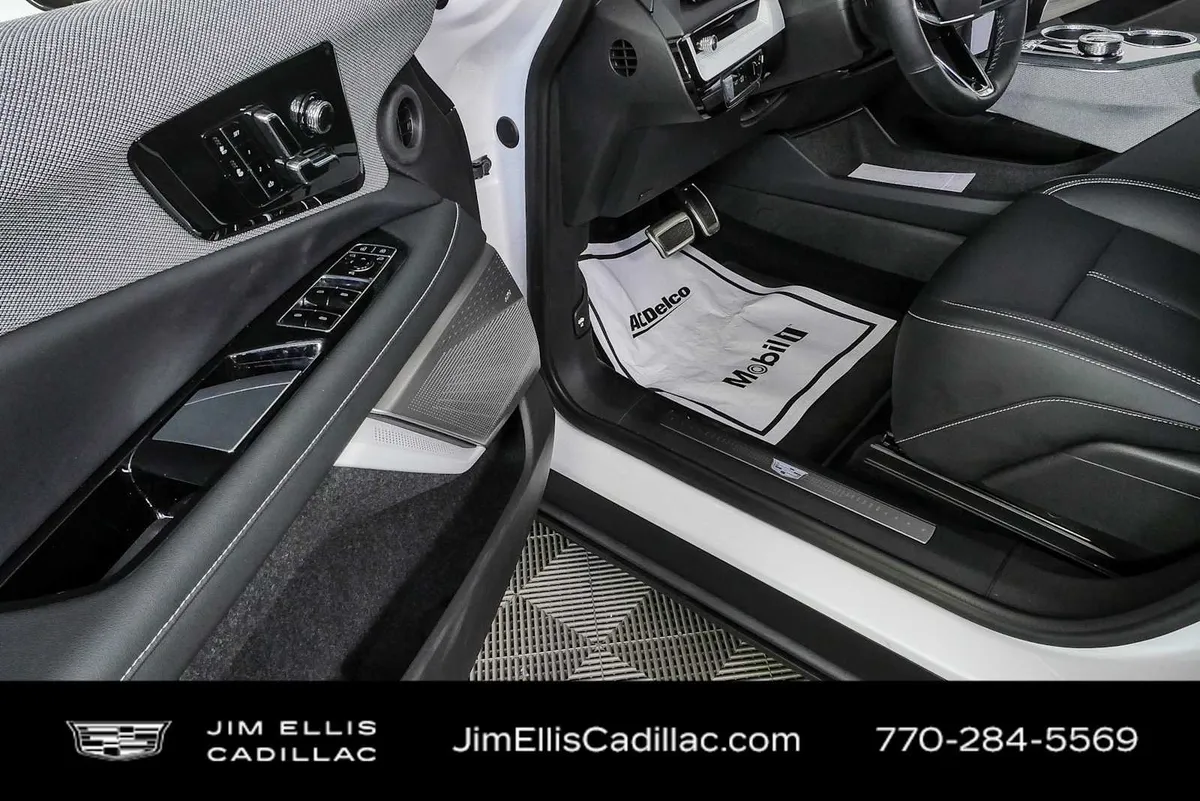 2025 Cadillac OPTIQ Luxury 1 thumbnail 8